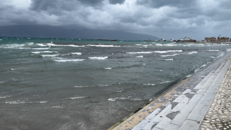 ​Moti i ligë në Shqipëri, pezullohen lundrimet deri të hënën në mbrëmje