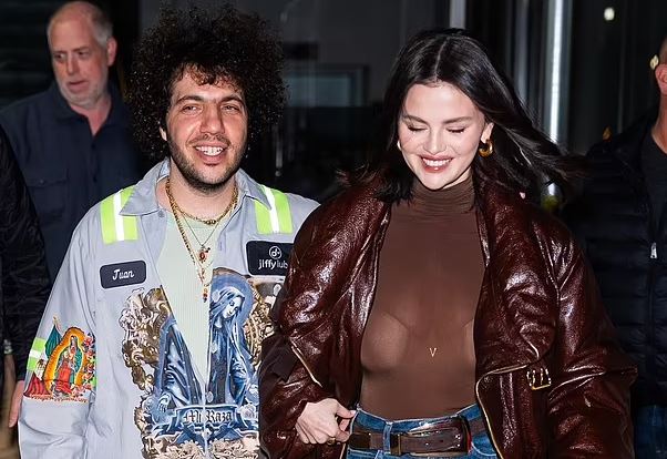 Selena Gomez, e buzëqeshur krahë të fejuarit