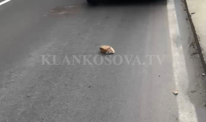 Shemben gurët rrugës për në Brezovicë (VIDEO)