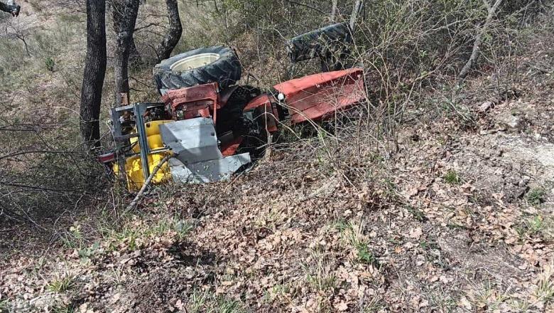 Traktori përmbyset në kanal, i riu shqiptar humb jetën në Itali