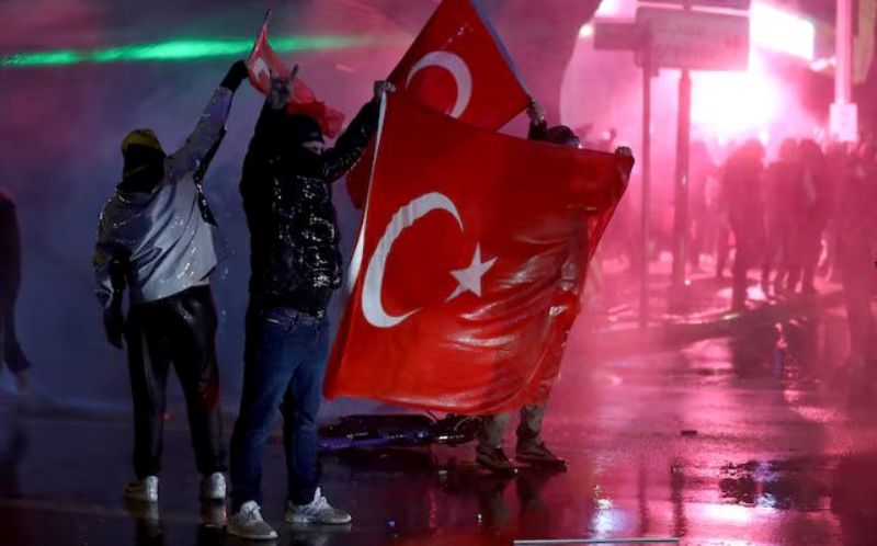 Turqia ndalon nëntë gazetarë gjatë protestave kundër arrestimit të Imamoglut