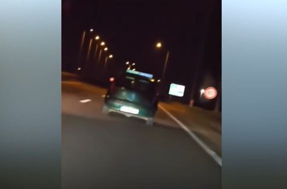 Vetura me drita fikur lëviz në rrugën Prishtinë - Pejë (VIDEO)