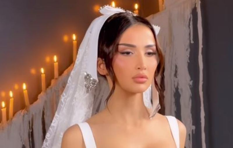Xheneta mahnit me fustan të shkurtër nusërie (VIDEO)