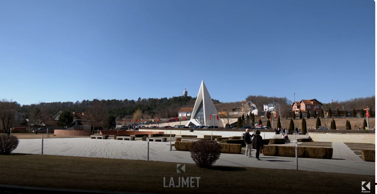 Kush i lajmëroi Jasharët nga mali, se serbët po e rrethonin kullën e tyre në Prekaz? (VIDEO)