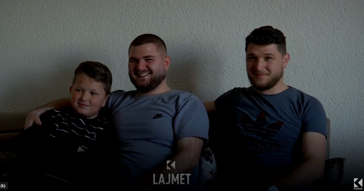 Bekimi, fëmijët i pagëzoi me emrat e shokëve dëshmorë (VIDEO)