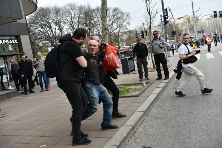 Protesta në Beograd: Arrestohet një person, kërcënoi me bomba (VIDEO)