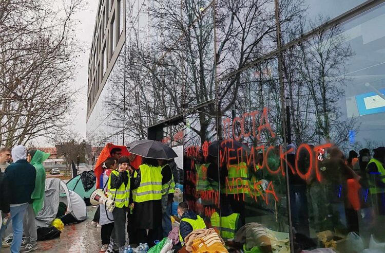 Studentët në Serbi mbajnë të bllokuara hyrjet e dy televizioneve