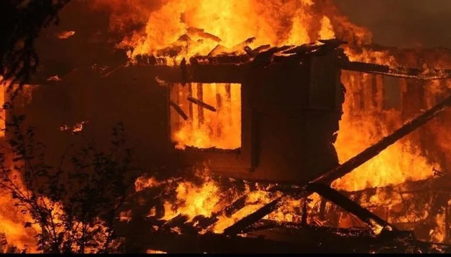 Shqipëri: Zjarr masiv në një stallë bagëtish, dyshohet për mbi 200 krerë bagëti të djegura