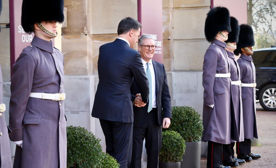 Rutte në Londër: Mbështetni Ukrainën, të gjithë në Evropë do të duhet të japin më shumë