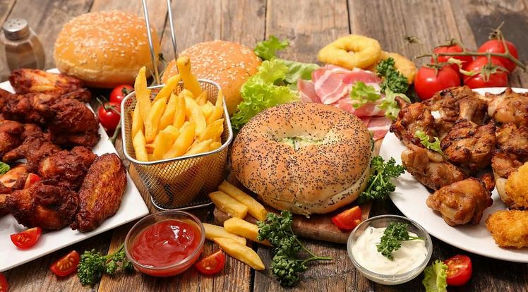 Rreziku që sjellin ushqimet e shpejta
