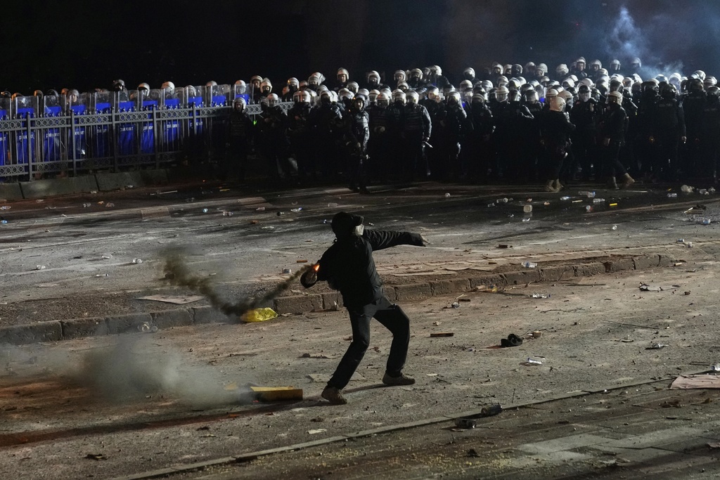 France24: Me rivalin kryesor në burg, Erdogani e kthen Turqinë në një “autokraci të supozuar”