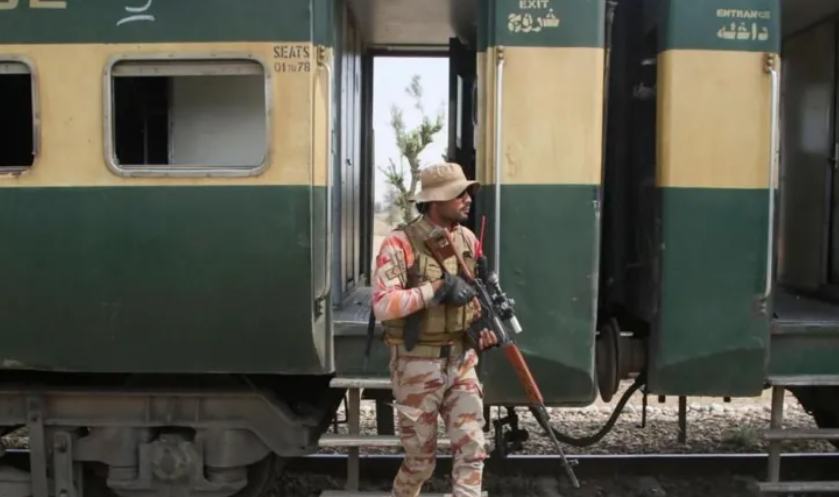 Ushtria pakistaneze liron mbi 300 pengje nga treni i pasagjerëve