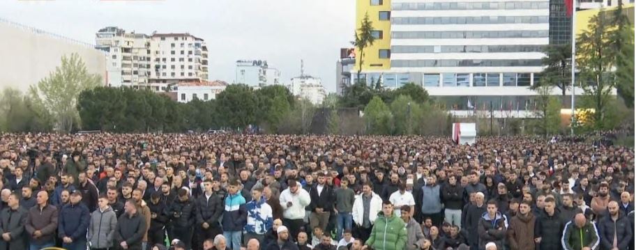 Falet namazi i Fitër Bajramit në sheshin "Skënderbej" në Tiranë