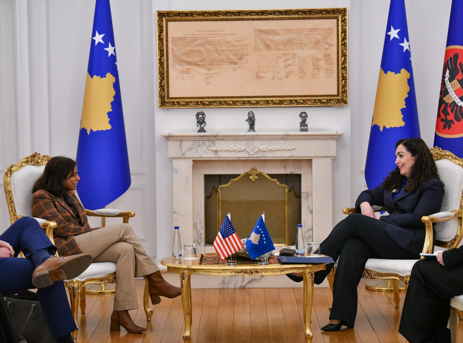 Presidentja Vjosa Osmani, gjatë ditës së sotme priti në takim të Ngarkuarën me Punë të Ambasadës Amerikane, Anu Prattipati.