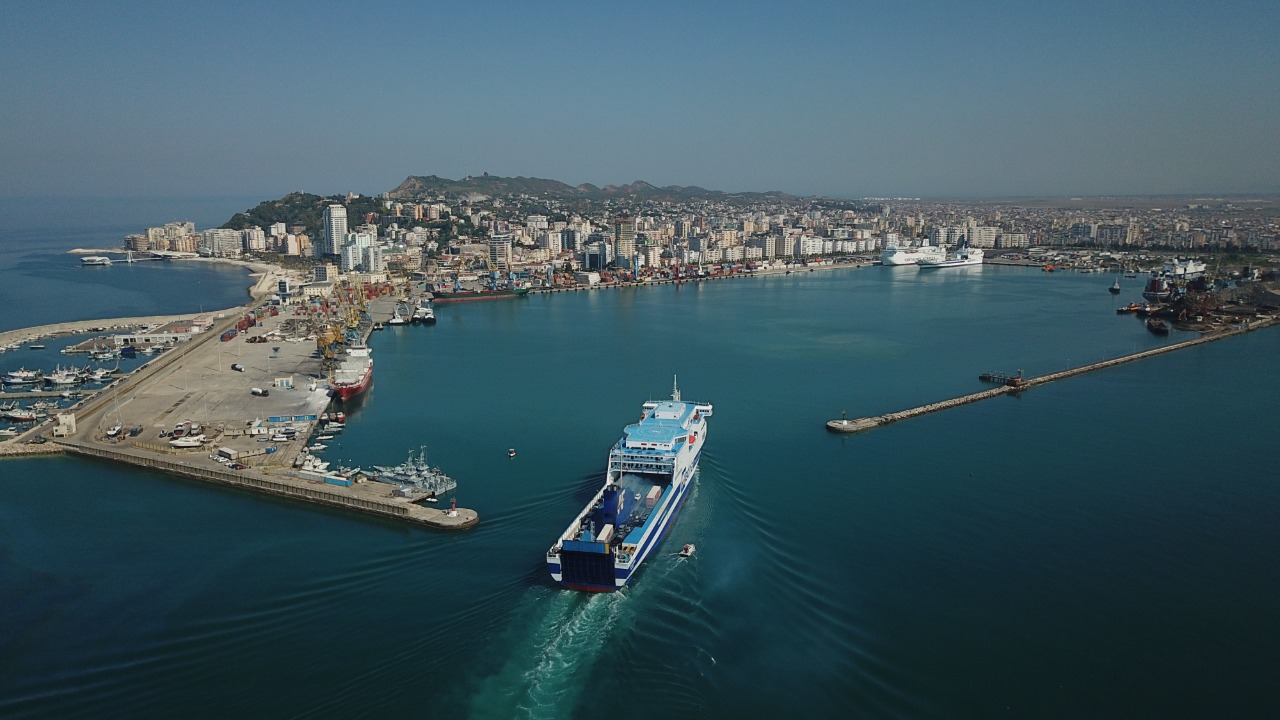 Refuzuan kontrollin e mjetit në Portin e Vlorës dhe lënduan policin, dy të ndaluar