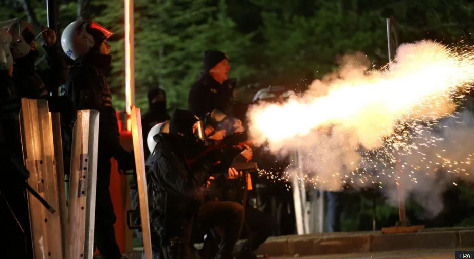 Në Turqi shpërtheu nata e dytë e protestës pavarësisht ndalimit   