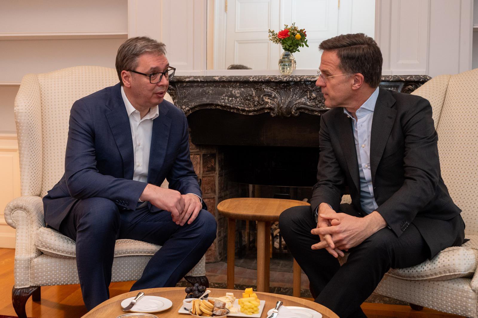 “Diskutuam rëndësinë kritike të ruajtjes së sigurisë rajonale”, thotë Rutte për takimin me Vuçiqin