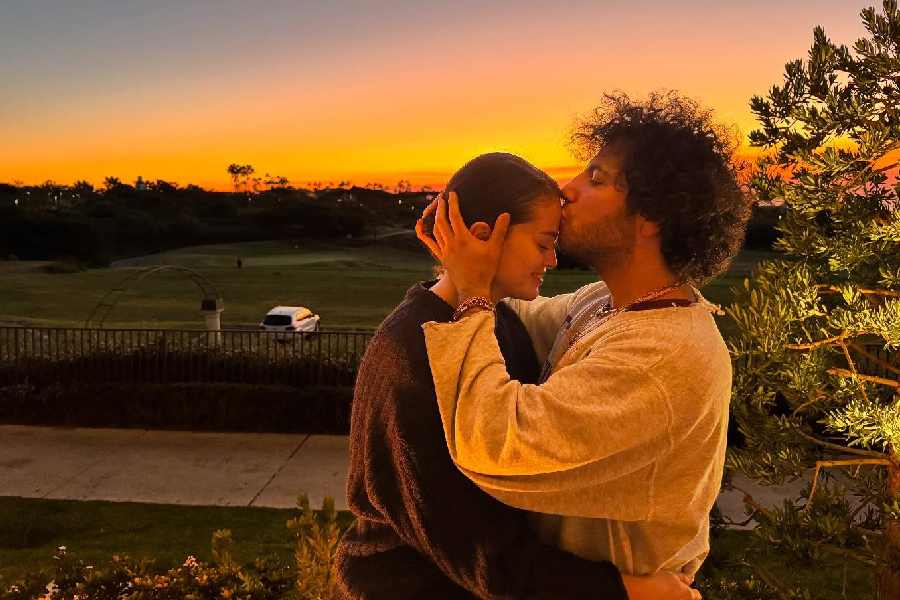 Selena dhe Benny emërojnë këngën nga kujtimet e takimit të parë