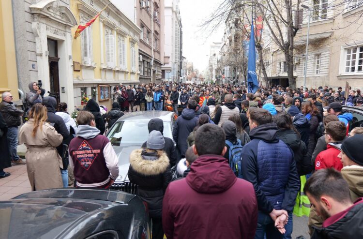 Beograd: Studentët bëjnë homazhe për viktimat e incidentit në Maqedoninë e Veriut