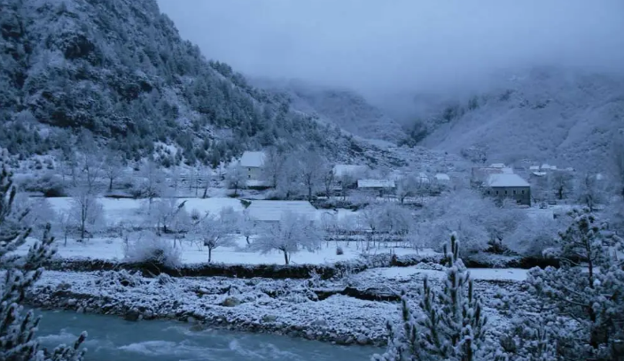 Reshje bore në Theth, garantohet qarkullimi i automjeteve (VIDEO)
