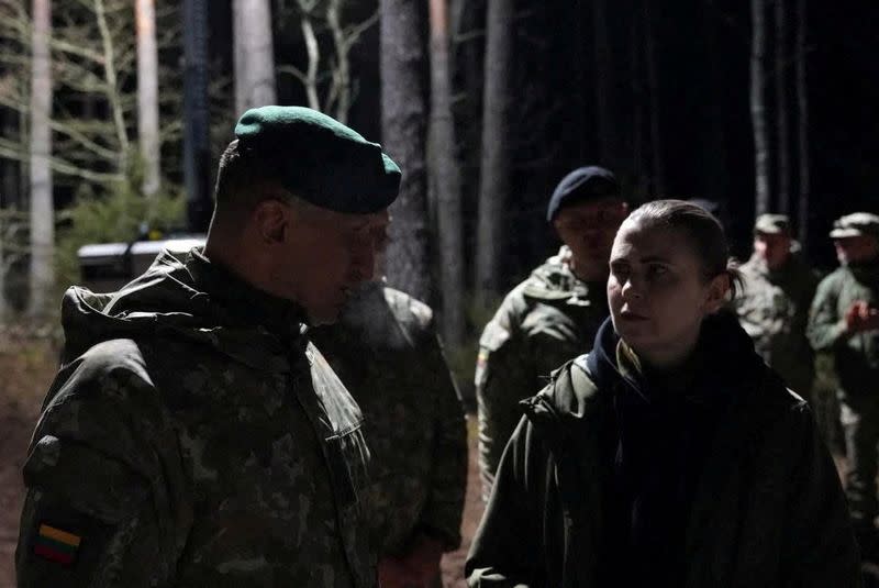 Ekipet e shpëtimit në Lituani nxjerrin automjetin e ushtarëve amerikanë të zhdukur