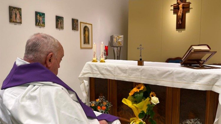 Vatikani publikon foton e parë të Papa Françeskut në spital