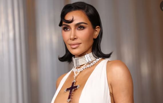 Grabitësit e akuzuar për vjedhjen e bizhuterive të Kim Kardashian dalin para gjyqit në Paris