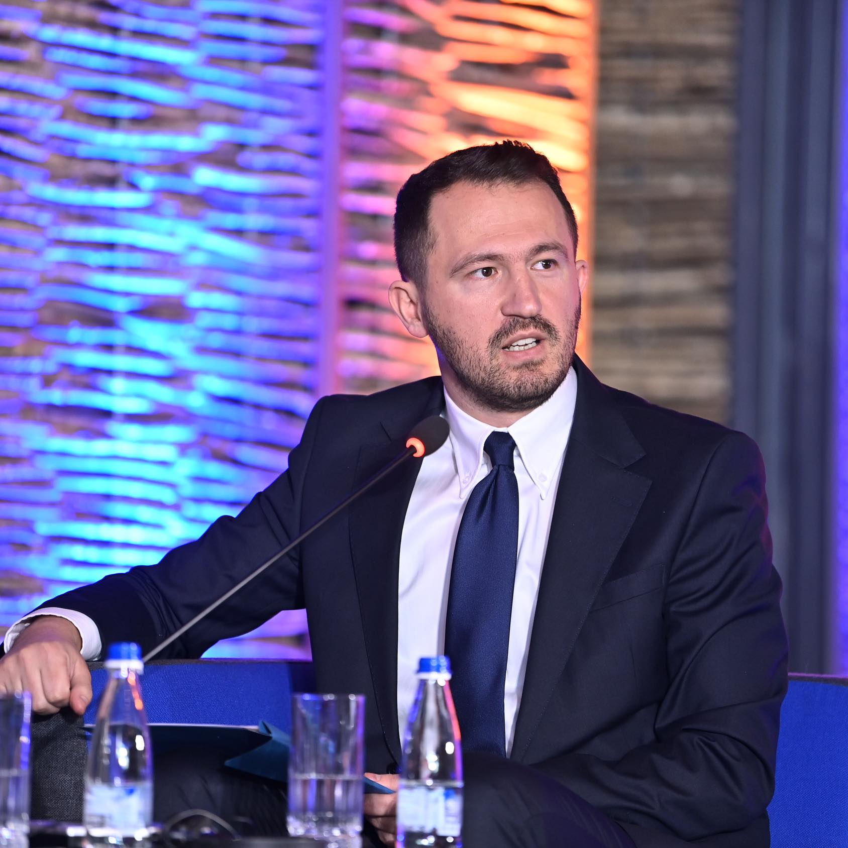 Krasniqi thotë se edhe sot Dehari si kryesues shkeli Kushtetutën: Ndërpreu seancën pa lejuar zhvillimin e votimit