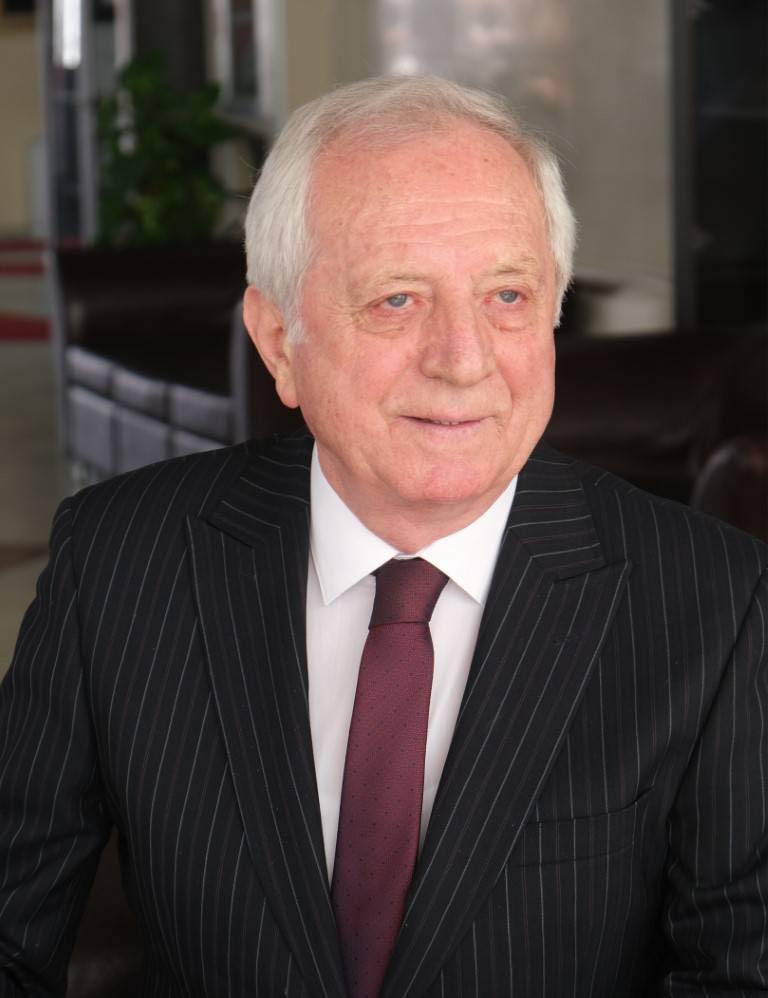Shtyhet për dy orë hapja e Panairit të Librit Akademik për shkak të ndarjes nga jeta të profesor, Salih Gashit