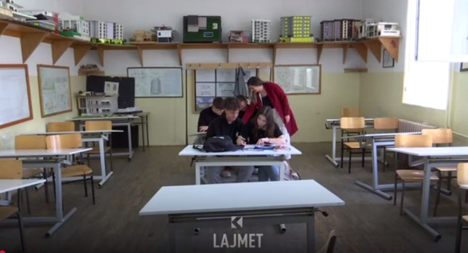 Problemi “arsimor” - zgjaten orët 5 minuta, nuk vijnë nxënësit (VIDEO)