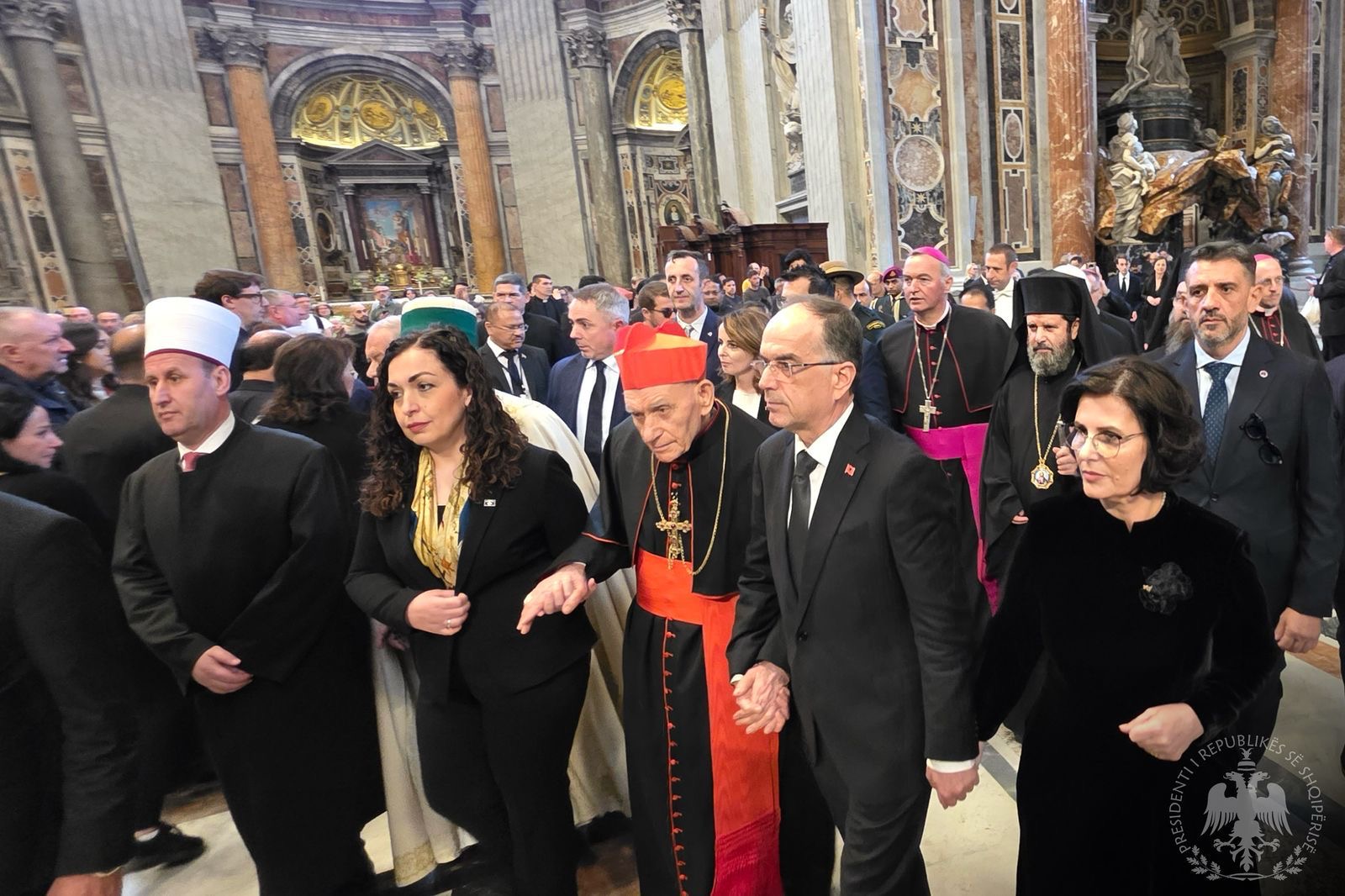 Osmani dhe Begaj bëjnë homazhe për Papën në Vatikan përkrah katër përfaqësuesve të feve