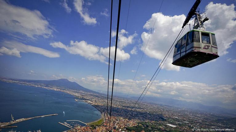 Katër të vdekur nga rrëzimi i teleferikut në Napoli