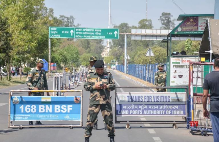 India pezullon shërbimet e vizave për të gjithë shtetasit pakistanezë
