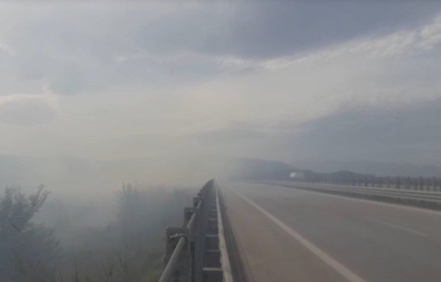Zjarr pranë autostradës në Vlorë