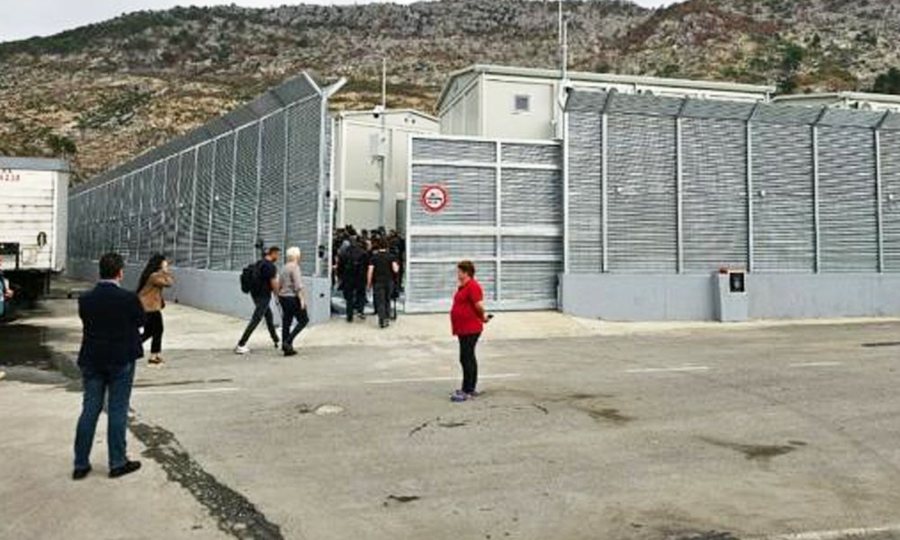 I dënuar për disa krime, riatdhesohet emigranti parë që mbahej në Gjadër