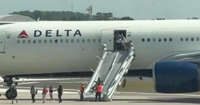 Merr flakë aeroplani me rreth 300 pasagjerë brenda në Orlando të Floridas