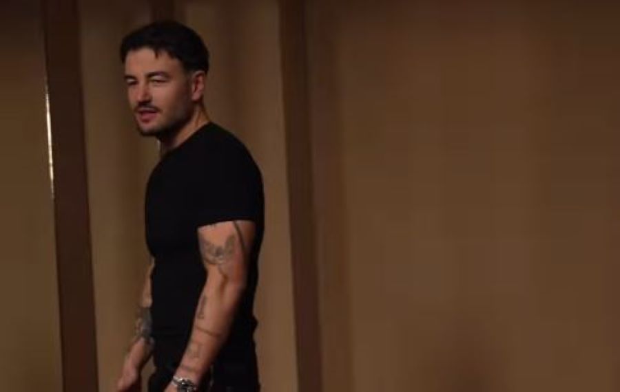 Ardian Bujupi publikon këngën “Temperatura” (VIDEO)