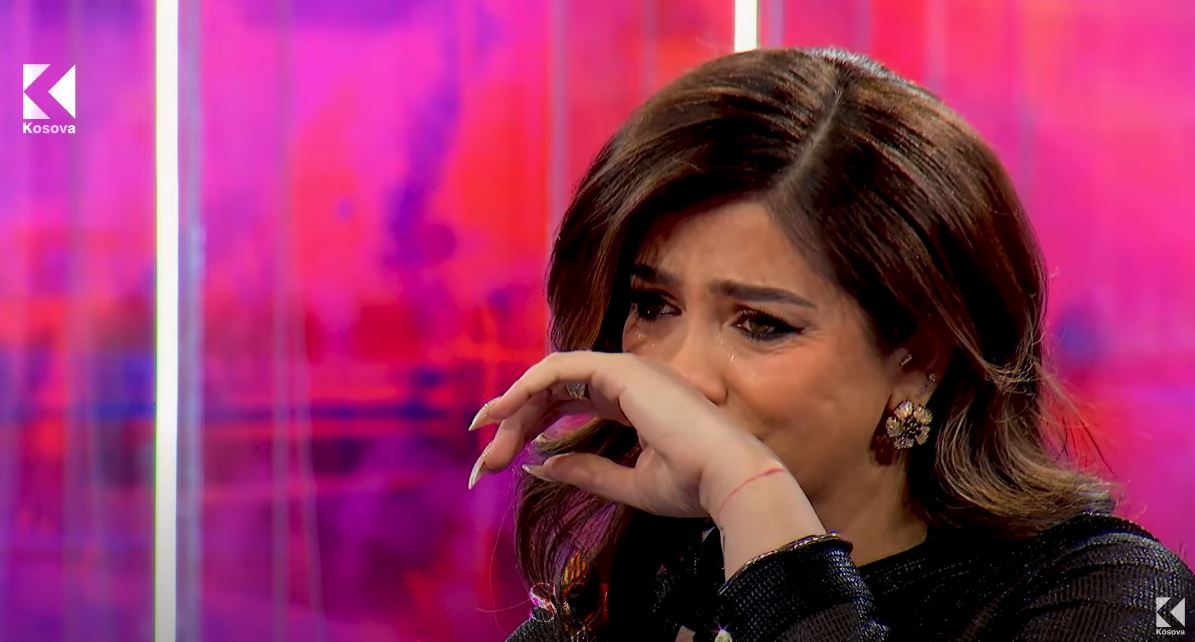 “Ka një hije që më ndjek gjithmonë”, përlotet Arjola Demiri - merr një letër emocionuese nga vajza e saj (VIDEO)