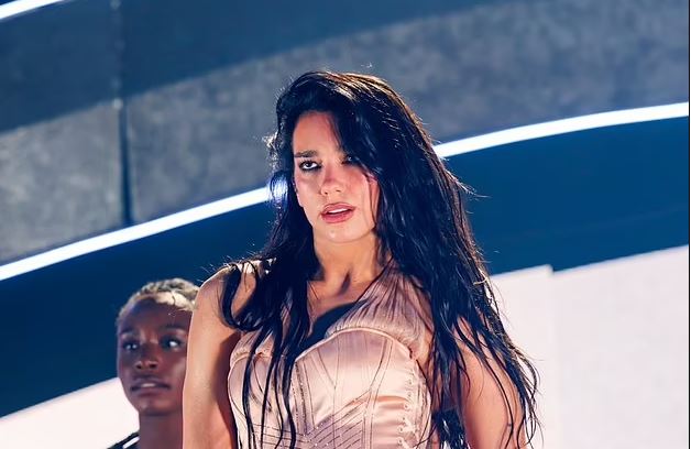 Dua shkëlqen me korsetin prej sateni në performancën elektrizuese në Auckland