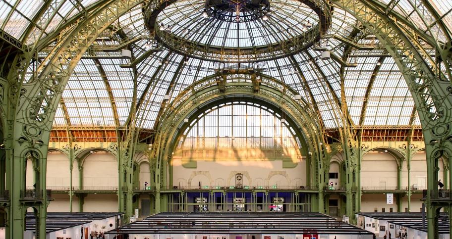 Art Paris rikthehet me rreze dielli, skulptura dhe një shekull dizajn në Grand Palais
