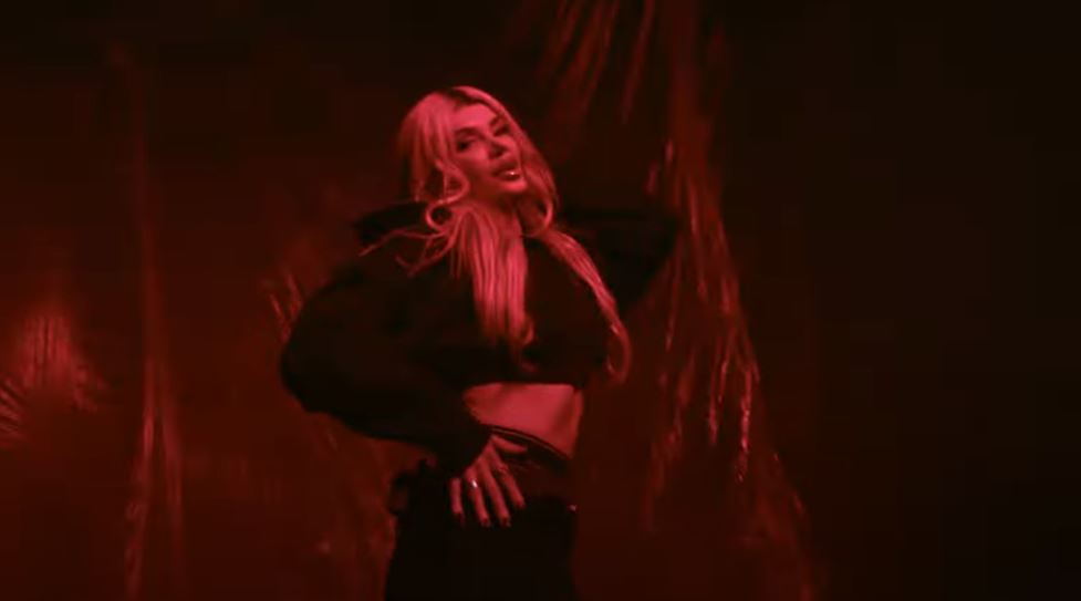 Era Istrefi e publikon këngën e re "Million $$$ Man"