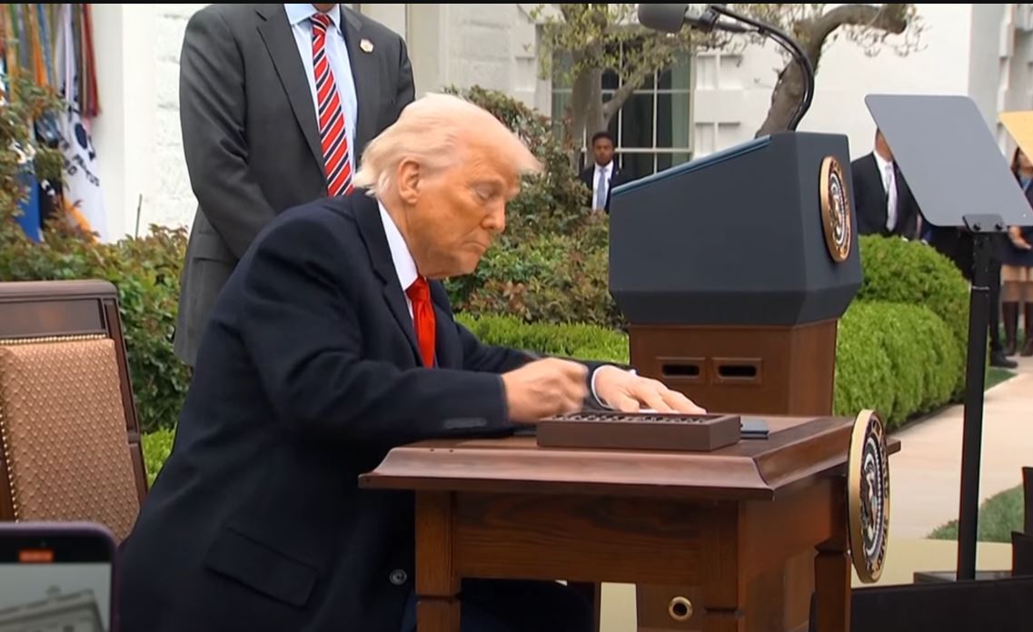 Këmbëngulja e Trumpit - eksportuesit të paguajnë, SHBA të mos humb më (VIDEO)