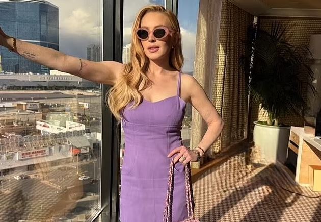 Lindsay Lohan ekspozon këmbët me fustanin Chanel
