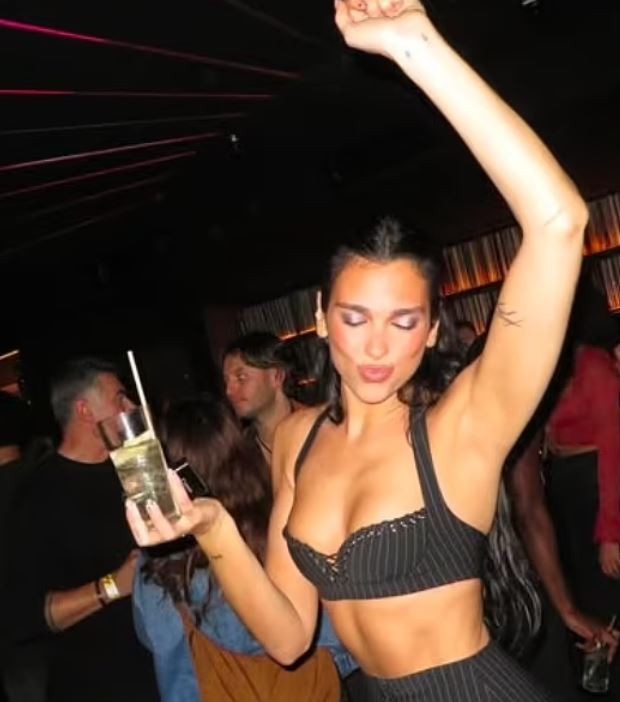 Dua Lipa relaksohet pas turneut të saj