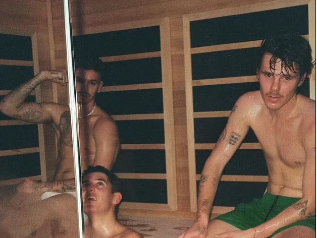 Djali i David dhe Victoria Beckham pozon nga sauna