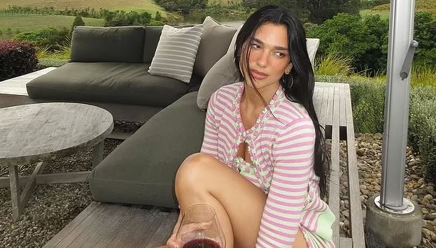 Dua Lipa mahnit me dukjen, pozon nga një punishte vere në Zelandë