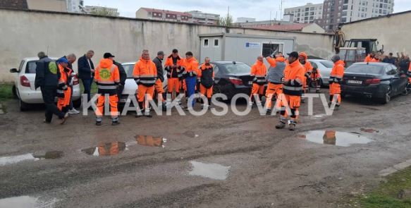 Punëtorët e kompanisë së pastrimit në Drenas nisin grevë: Ankohen për presion dhe kushte të rënda pune 