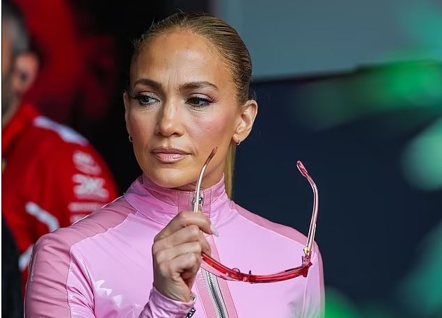 Jennifer Lopez shkëlqen me kostumin lëkure rozë në Arabinë Saudite