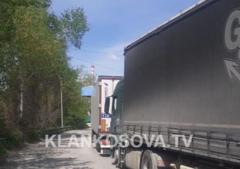 Kaos në Doganën e Hanit të Elezit, në mungesë të energjisë shkaktohen kolona të gjata kamionësh