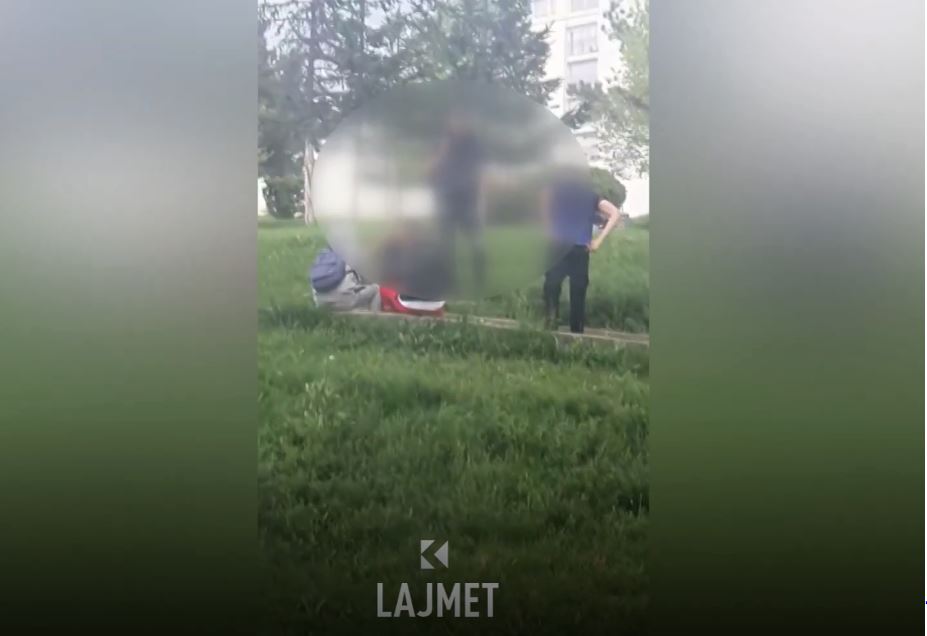 Një grup djemsh dyshohet se po konsumojnë substanca narkotike në park, banorët të shqetësuar 